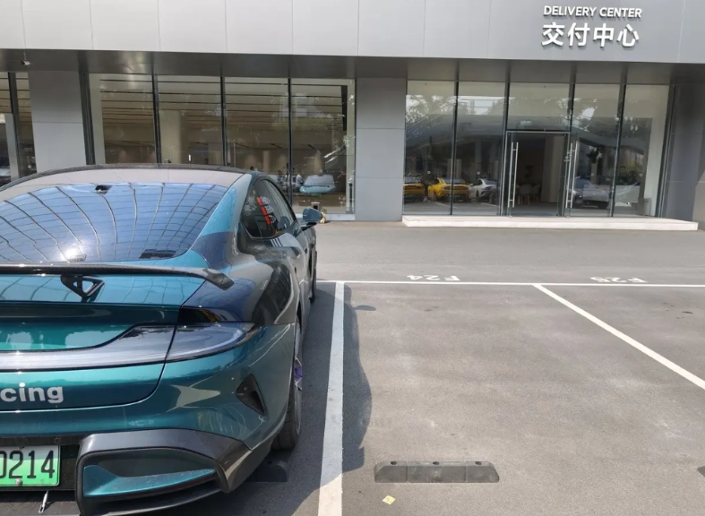 从来只有新人笑，有谁听到旧人哭。
当了一天司机，接了台挖孔ultra回来。
经过