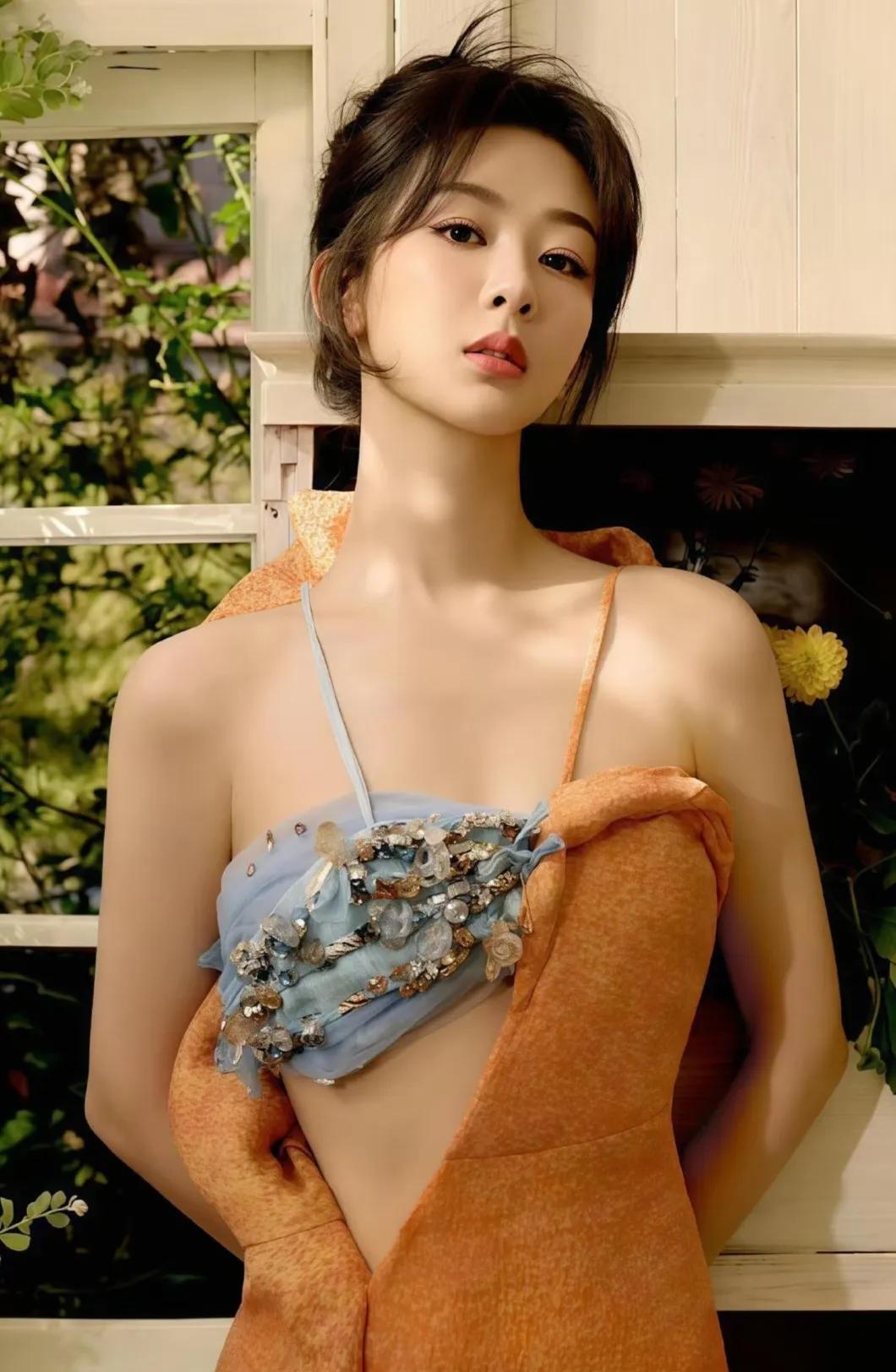 杨紫这个女演员，
真是让人费解，
你说她演技不好吧，
她两次提名白玉兰奖最佳女主
