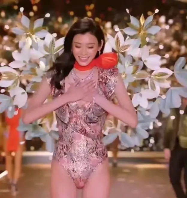 这位女星的身材比例确实让人羡慕，尤其那双修长的腿，难怪能成为豪门媳妇。不过话说回
