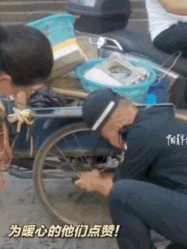 暖心一幕！贵州街头，老奶奶推着三轮车过马路，车子半路“罢工”卡住不动，眼看绿灯亮