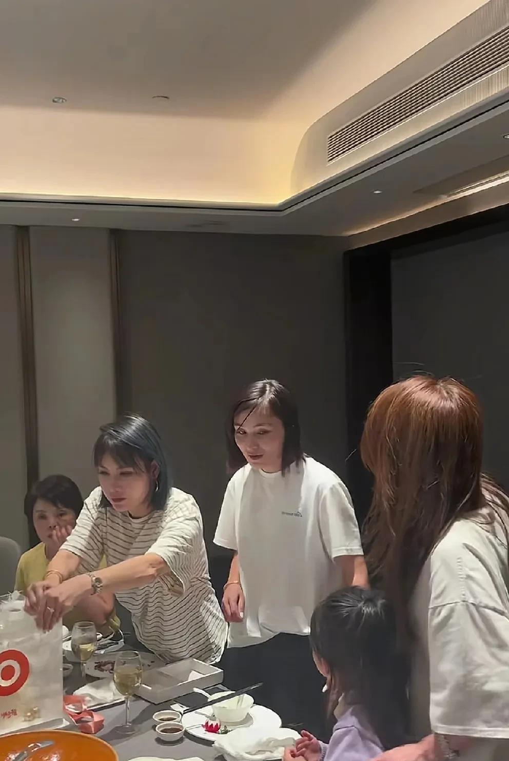 不知不觉，瑾汐回家已经一个月了，爸爸妈妈姐姐们为她办了满月宴，小外甥女小小哈还很
