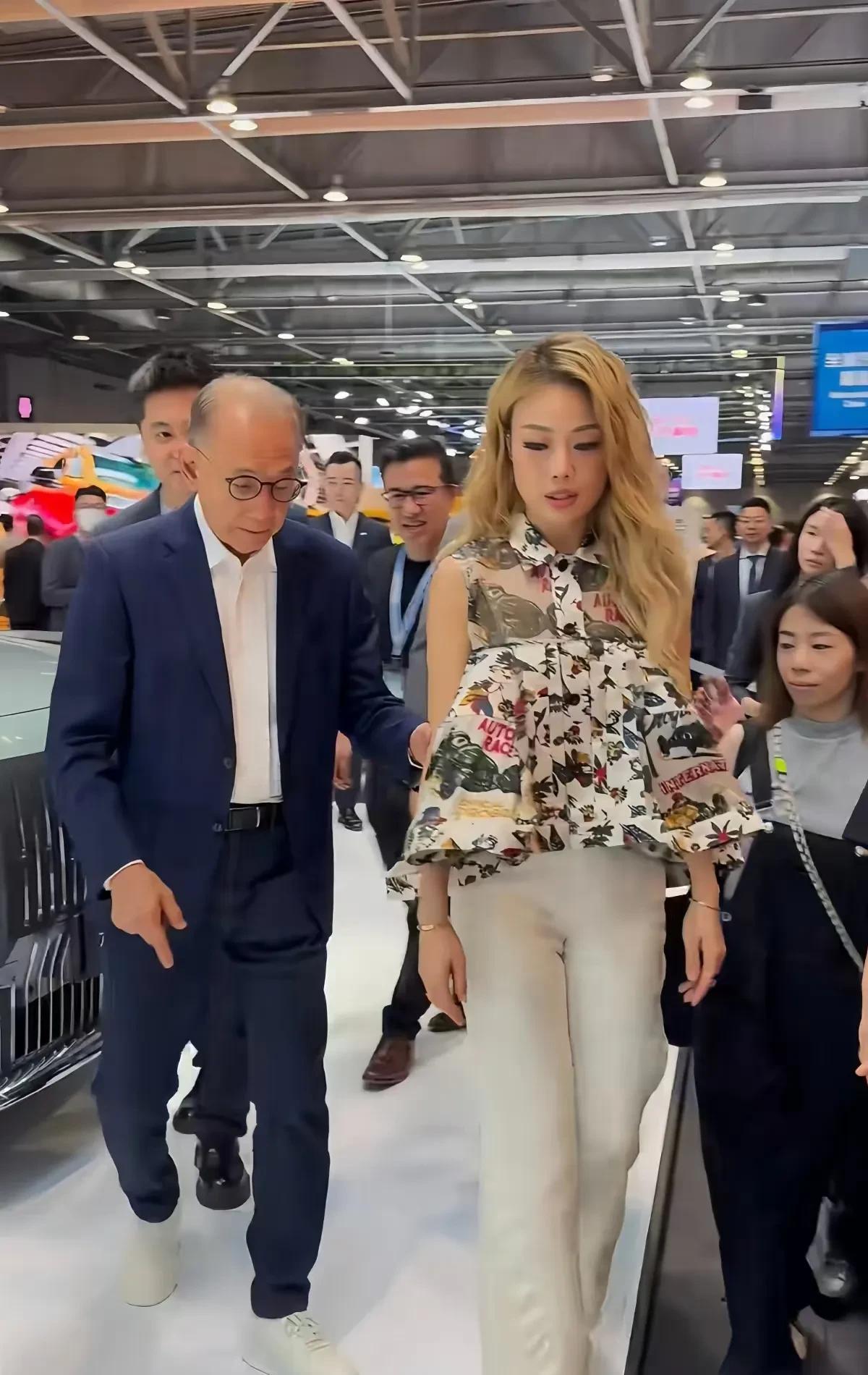容祖儿现身香港车展，
老板杨受成全程陪伴，
宛如保镖般贴心照顾。
容祖儿这几日打