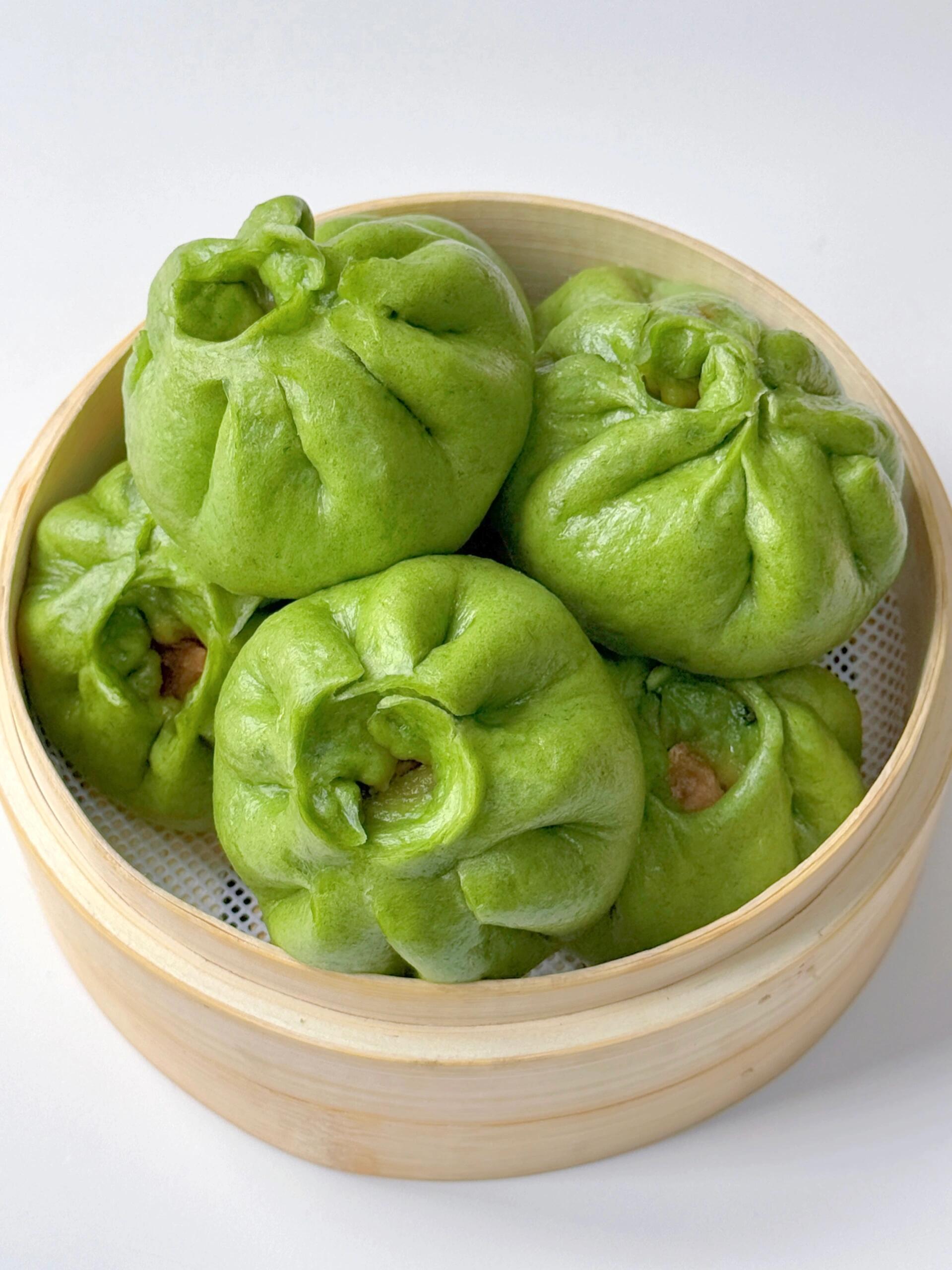 把春天吃进肚子，皮薄馅大菠菜酱肉包
有没有小朋友不爱吃绿叶菜的，今天这个菠菜酱肉