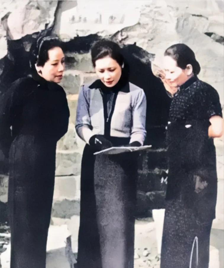 这是宋氏三姐妹在重庆对防空洞进行巡视时的一张老照片，拍摄于1940年。这并非演员