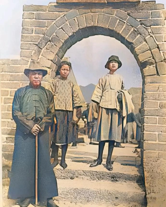 1920年林徽因跟着公公梁启超、小姑子梁思庄游长城时的留影