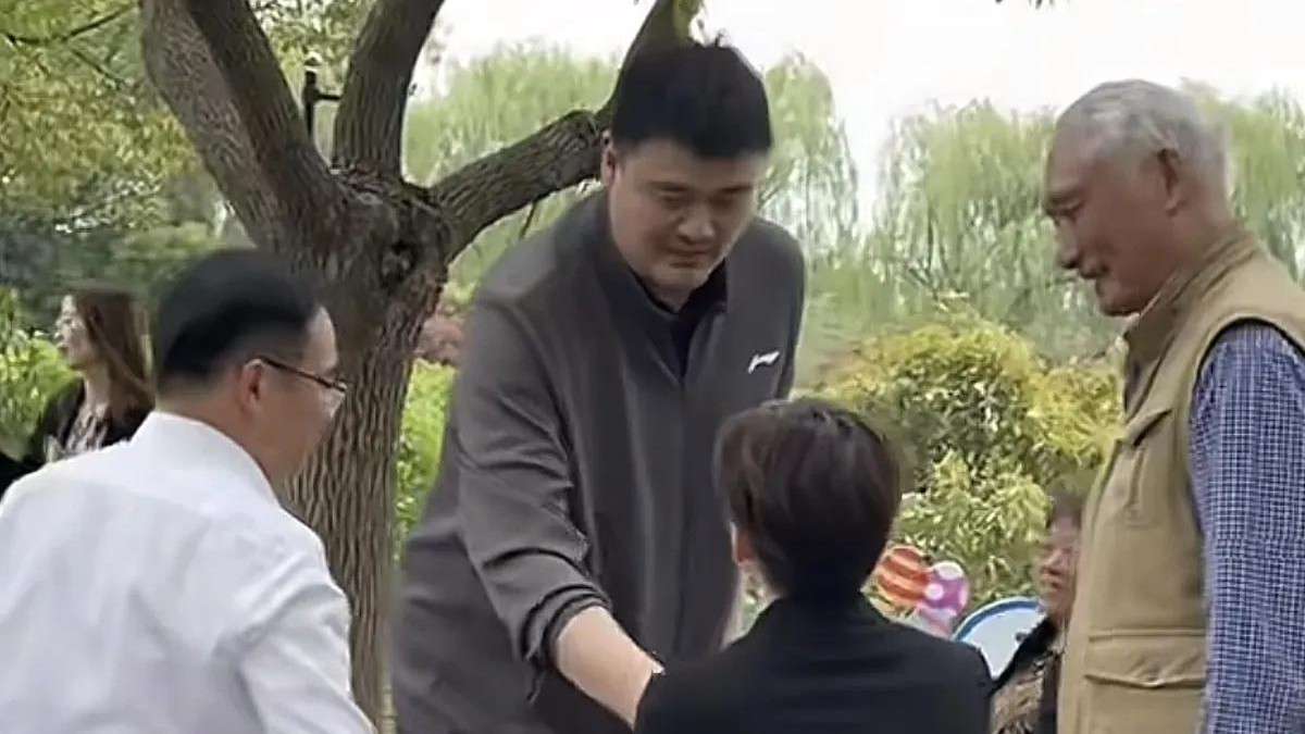 姚明跟随父母回苏州老家，获高规格接待！低头行走回眸一笑太可爱