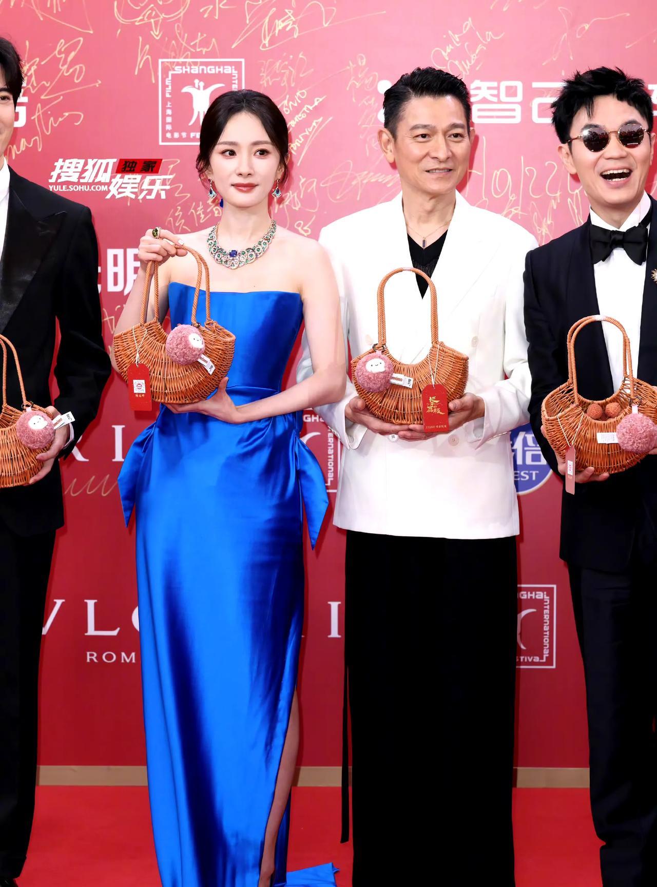 杨幂的颜值真的是抗打呀！和天王刘德华挽手同框走在红毯上，两个人一个又酷又飒，帅到