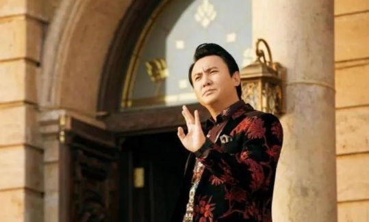 那年，王晶在视频中评价两位喜剧演员：周星驰和沈腾，关于他们两人谁更有喜剧天赋，王