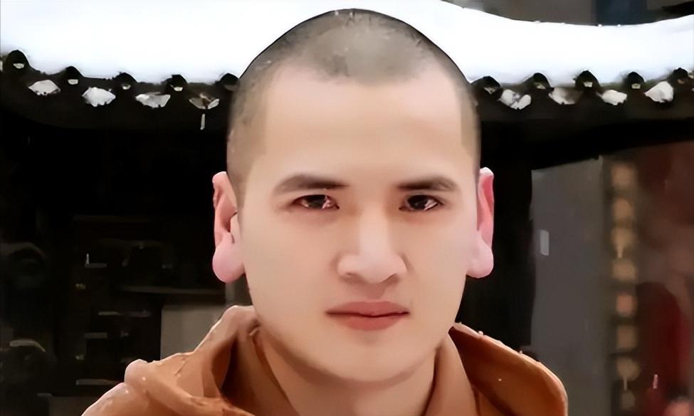 浙江永嘉县普安寺住持释明心，因一张扫地照片在网络走红，被网友关注，这位1980年