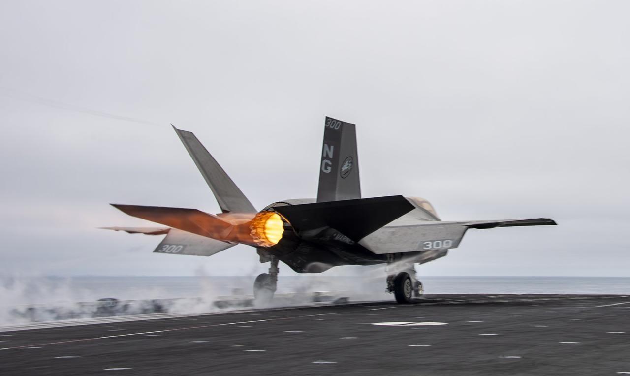 F-35和J-35都是弹射起飞，但一个是蒸汽弹射，一个是电磁弹射，它们最直观的区