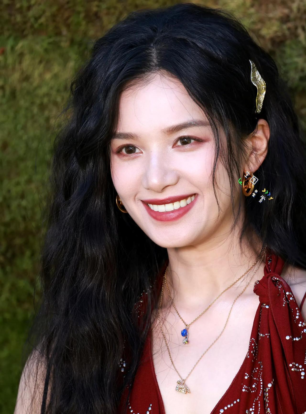 她真的不适合这样的妆造，就像青春伤痛、文艺女孩，变成了美艳俗气的大妈，感觉瞬间显