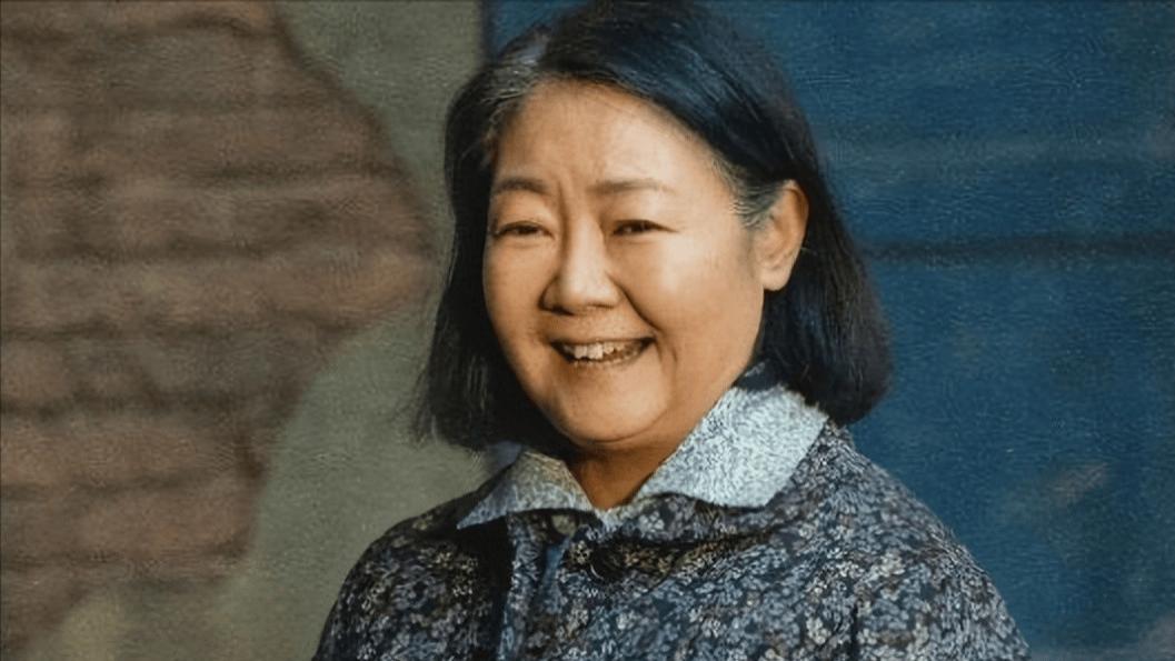 56岁演员萨日娜定居烟台：光客厅就70平方，海景大平层的内景豪华！
