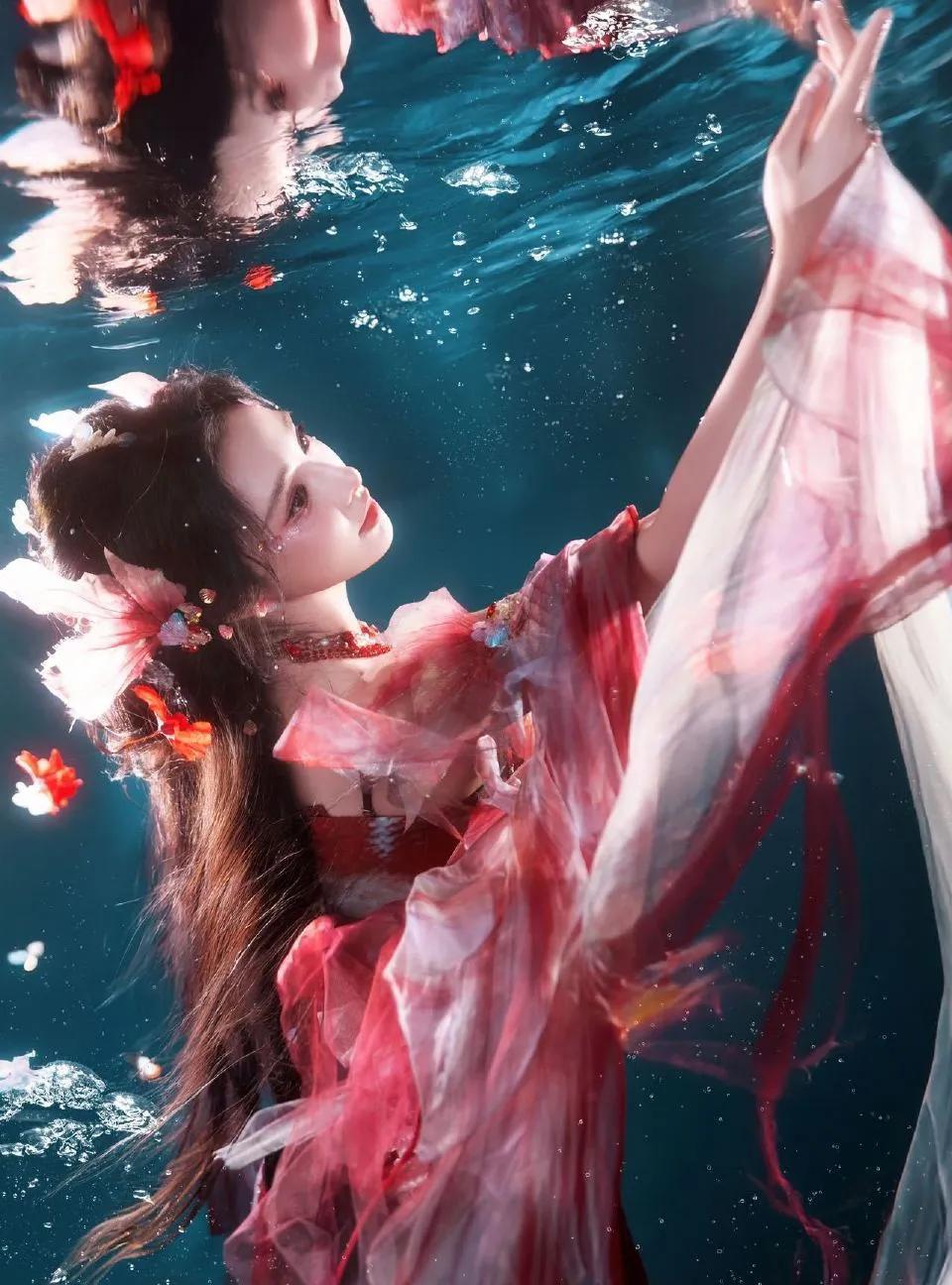 #彭小苒水下人鱼姬造型# 