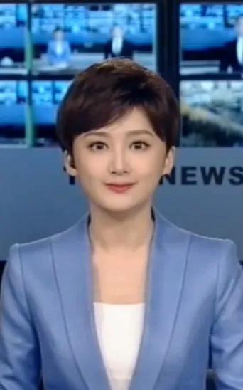 侯雪雍，1998年出生于黑龙江佳木斯，毕业于中国传媒大学。2016年，她以播音主