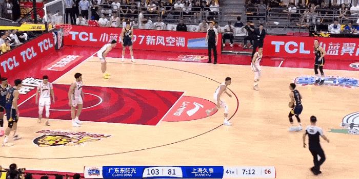 徐杰给年轻人上课，晃倒刘礼嘉上篮打进
徐杰技术太全面了，这一球直接晃倒上海年轻人