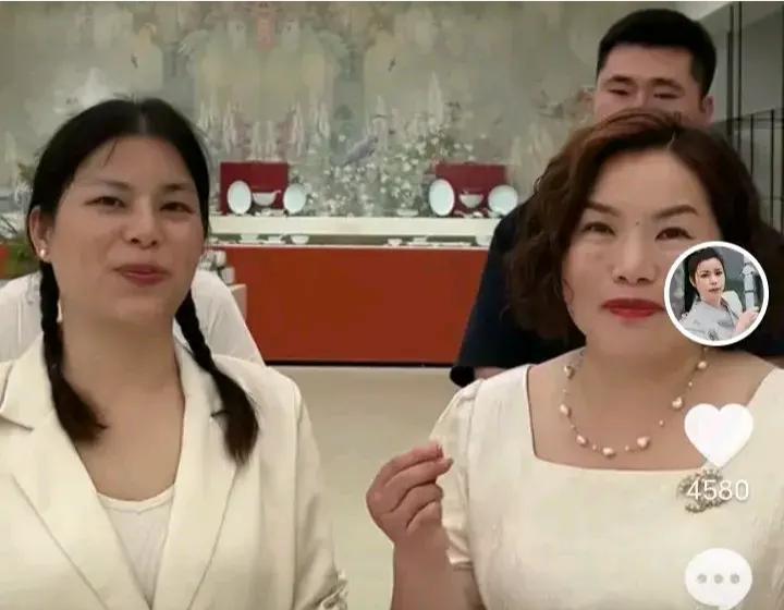 太好了，妞妞明天卖景德镇陶瓷了！
这个消息真的令人振奋，
因为最近马上开52了，