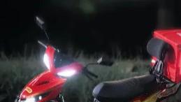 外卖员电动车刺眼的强光灯已然危害城市安全！