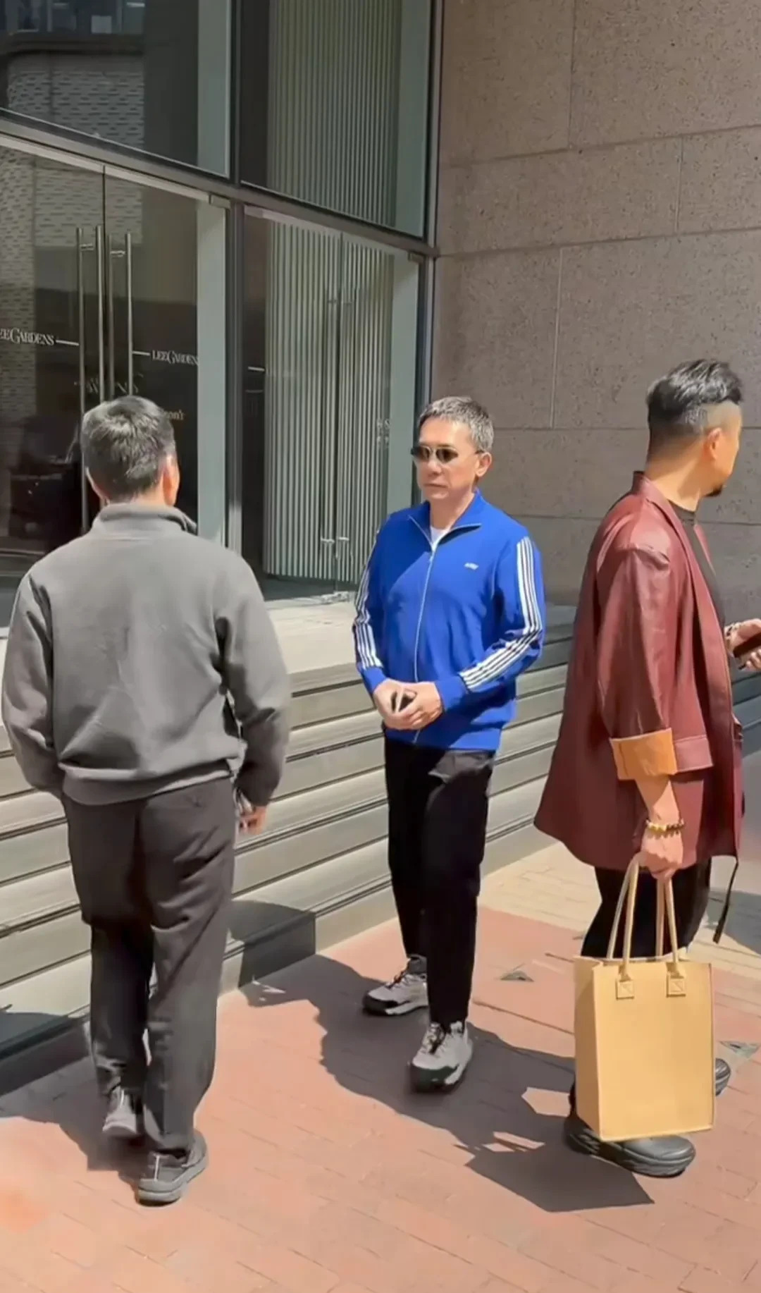 梁朝伟低调出行香港街头











什么？！梁朝伟居然穿着校服外套，出