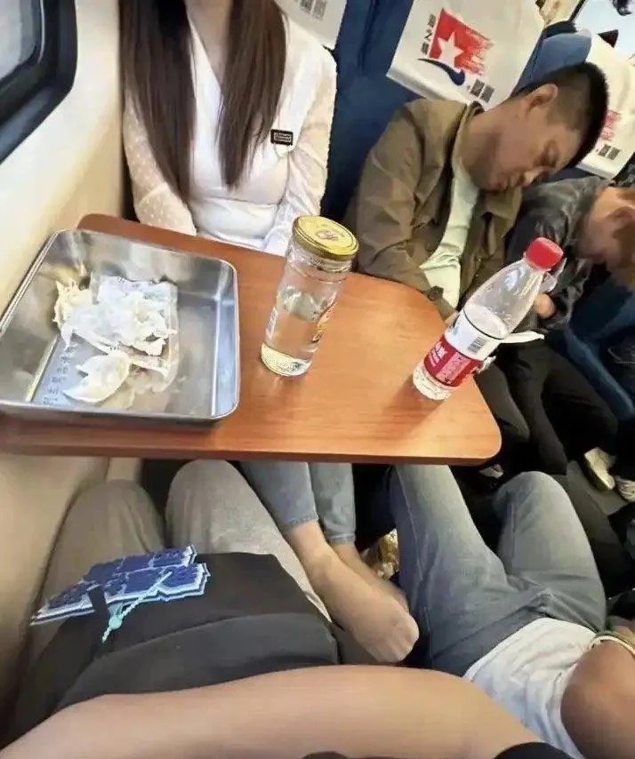 好久没坐火车了，我根本不敢睡