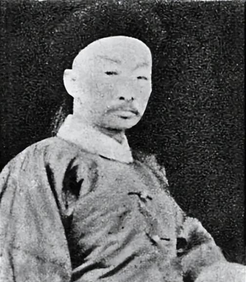 1880年夏，慈禧的屁股上长了个火疖子，宫中的太医无人能根治，因为没人敢直视老佛