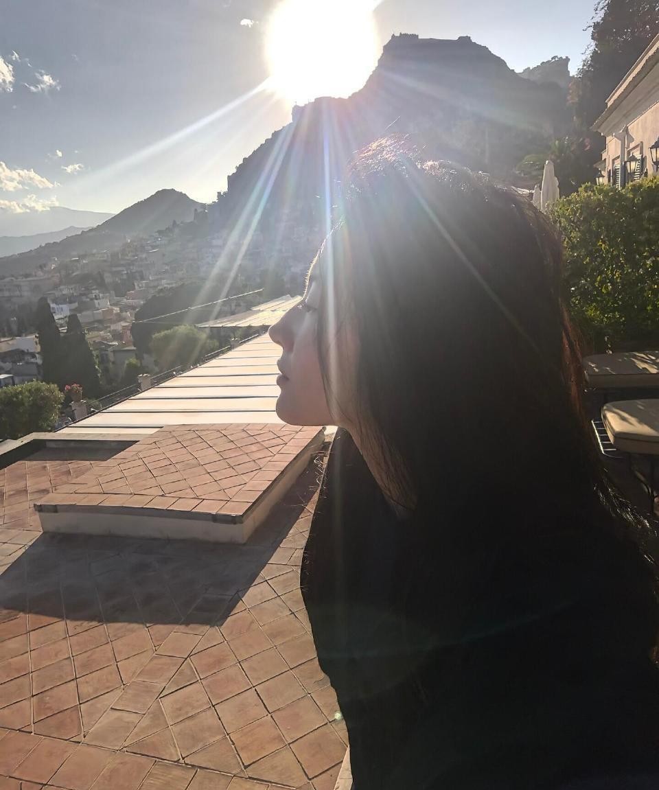 刘亦菲这组西西里岛旅行照真是美到心坎里了！她站在阳光下的样子特别舒展，那种不刻意
