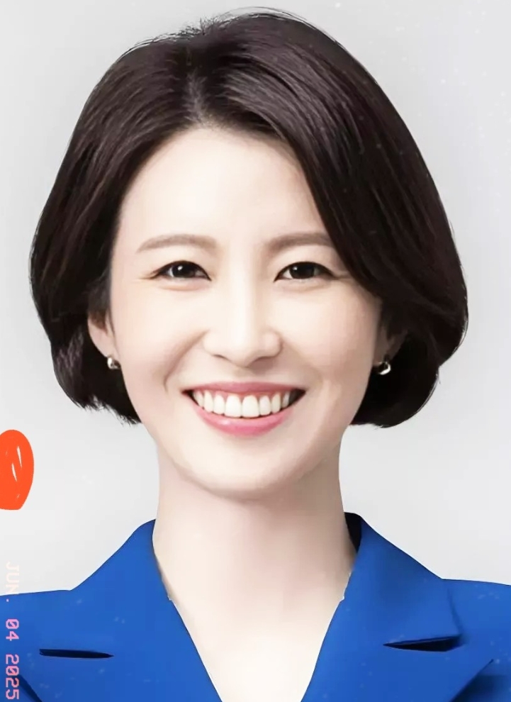 李在明当选后最应该感谢的人是谁？应该是他的得力助手安贵玲。

今年安贵玲跟随李在