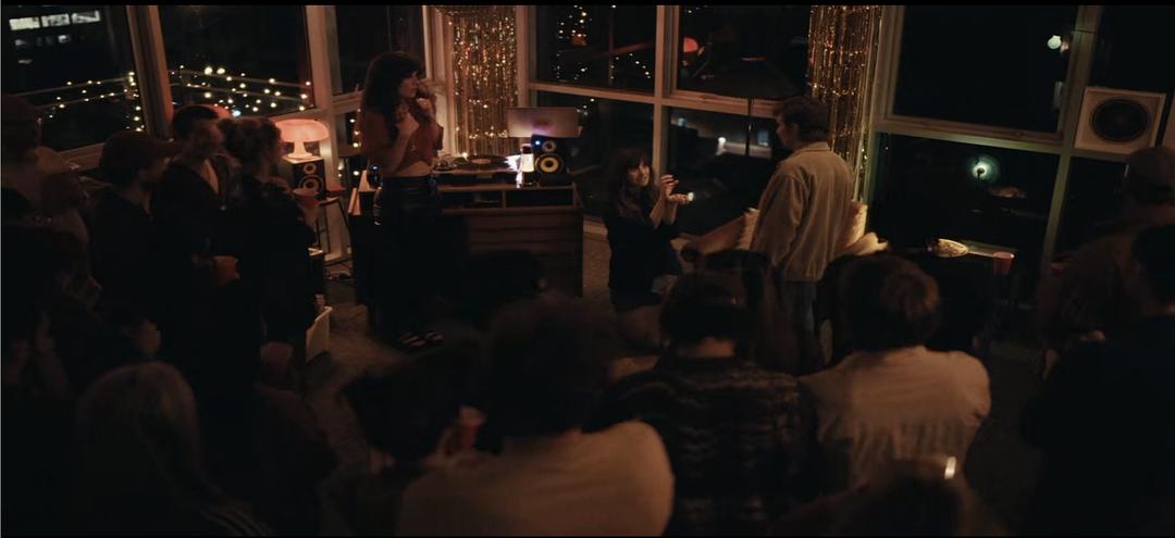    《同甘共苦》是一部恐怖+爱情+喜剧，适合喜欢恐怖片新人，除去一些跳吓和恶心