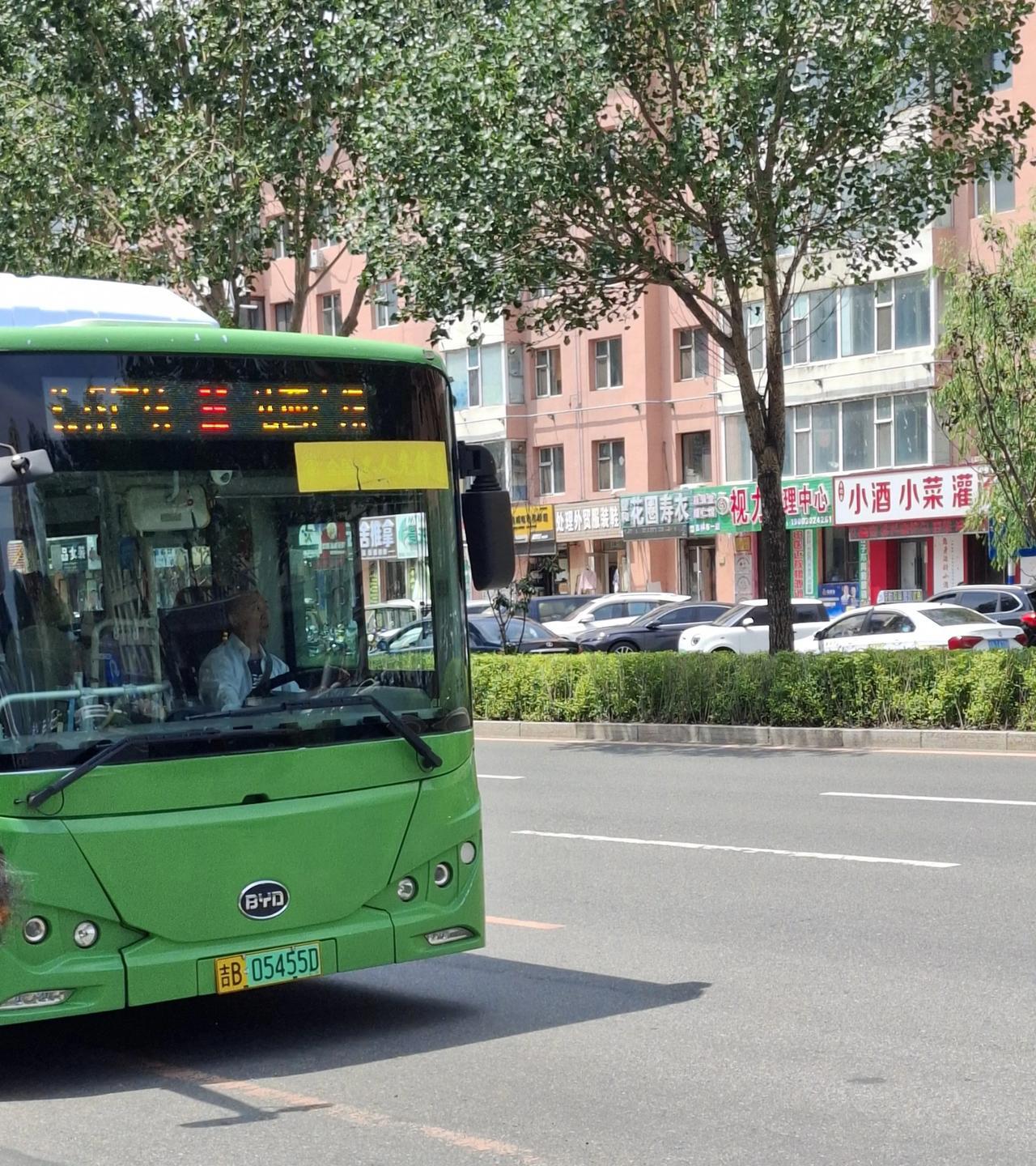 要说吉林省吉林市内的公交车，感觉8路非常不错，8路车起点在吉林市城西城乡结合处的