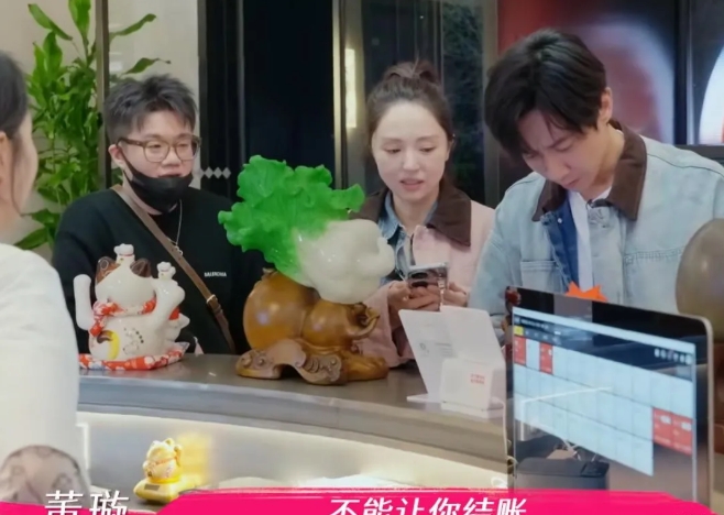 董璇张维伊又上热搜，因为一桩小事。张维伊支付失败，董璇替其结账，两人冲突。张维伊