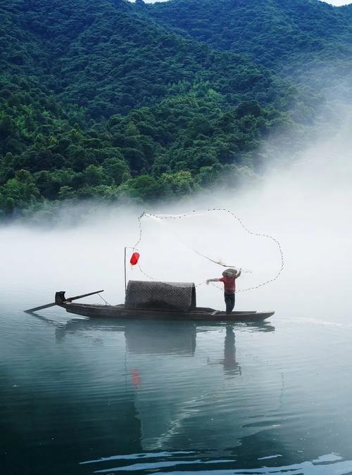 很犀利的一段话：
“一个好的家庭，长辈都会竭尽全力去，托举下一代更上一层楼。
而