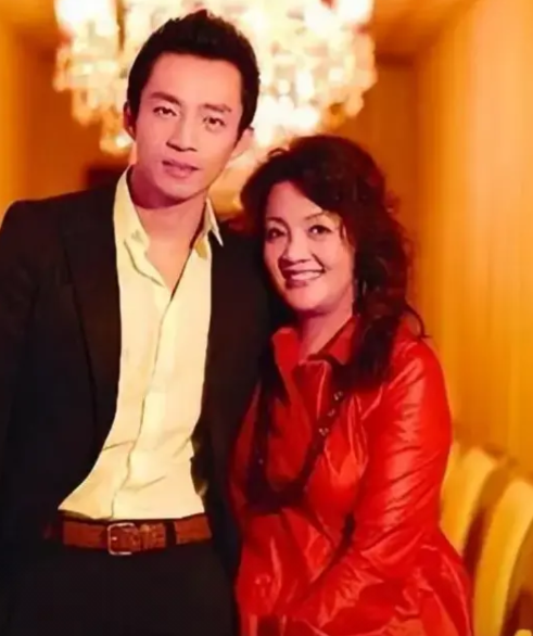 张兰现在安然无恙，再次打脸了孟贺！
之前孟贺在个人微博表示，与张兰的官司在5月2