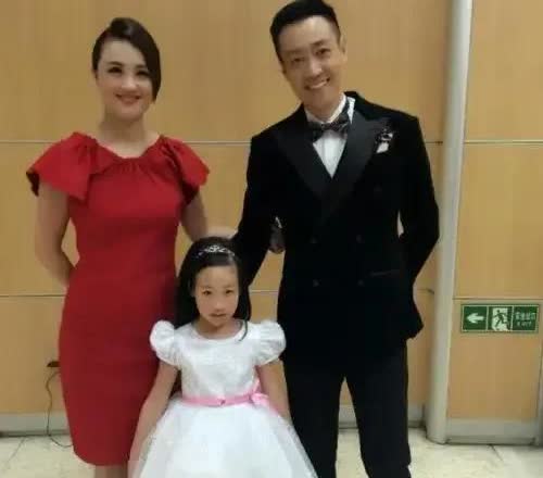 朱媛媛与辛柏青和女儿一家三口甜美的全家照。这样的全家福不仅是一张照片，更是一份珍