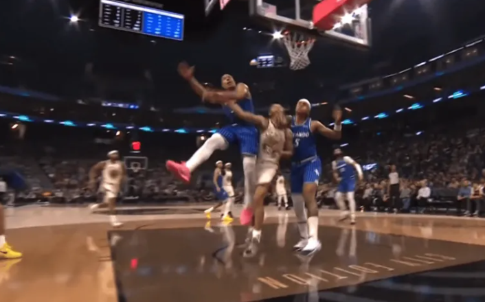 NBA常规赛，勇士对阵魔术
第三节比赛，库里空位接球三分再中打停魔术，个人单节已