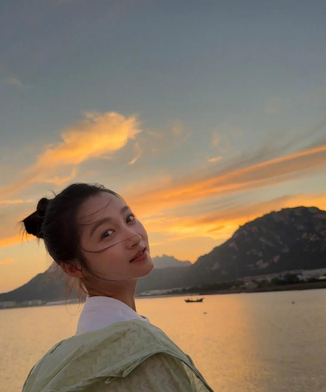 关晓彤晒绝美夕阳美照！
简简单单的白T都能这么美，我也想和晓彤漫步海边看夕阳[送