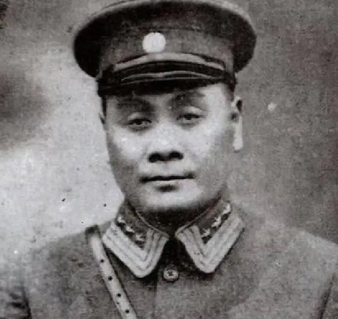1935年，川军师长范绍增无意间发现小妾与副官有私情。没想到这个“哈儿”师长并没