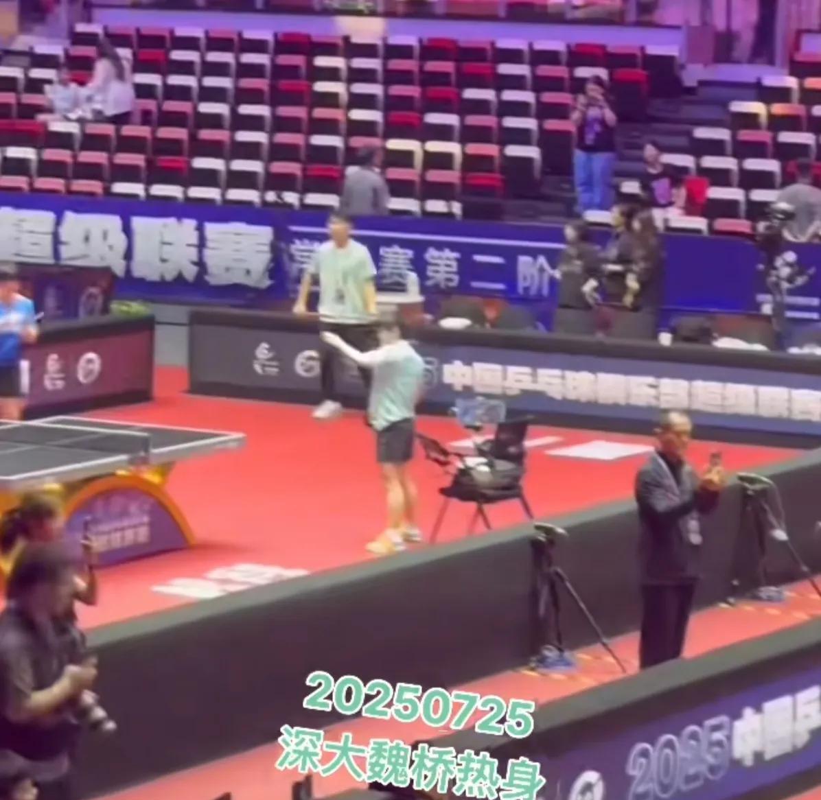 乒超现场新鲜的孙颖莎、王楚钦来了！
意不意外，惊不惊喜！深大的训练场和魏桥的挨在