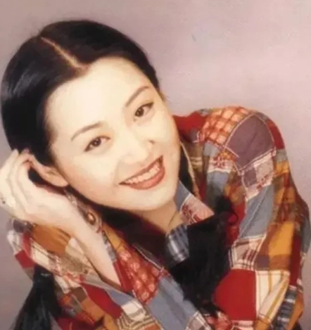 2008年4月，王志文娶了陈坚红，婚礼上来了很多，曾志伟还特意包了几百块的红包。