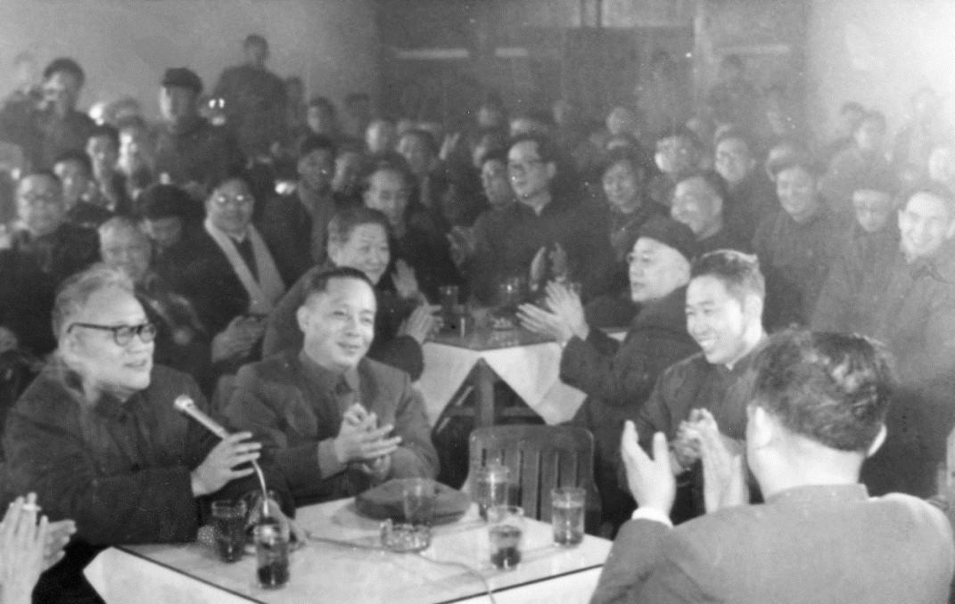 1965年，陈丕显参加上海春节联欢会，其右侧为巴金同志，此次联欢会由上海市委组织