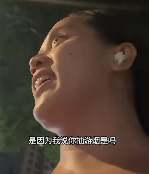 一个美籍越南裔的劣质女，竟然在上海，恶意挑拨起抽烟对立的流量，甚至还没脸没皮的表