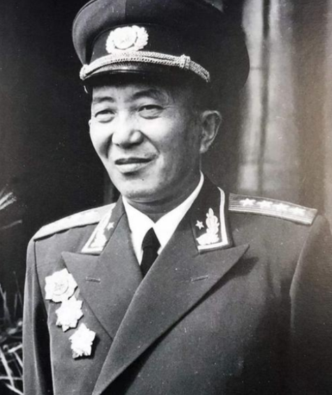 1978年3月9日，南海某军港，值班士兵听见分队长一声惨叫，大家赶到现场一看，正