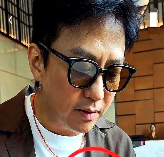 我一个在邓超身边工作过的化妆师朋友偷偷跟我说，她说邓超私下根本就不是电视上那样的