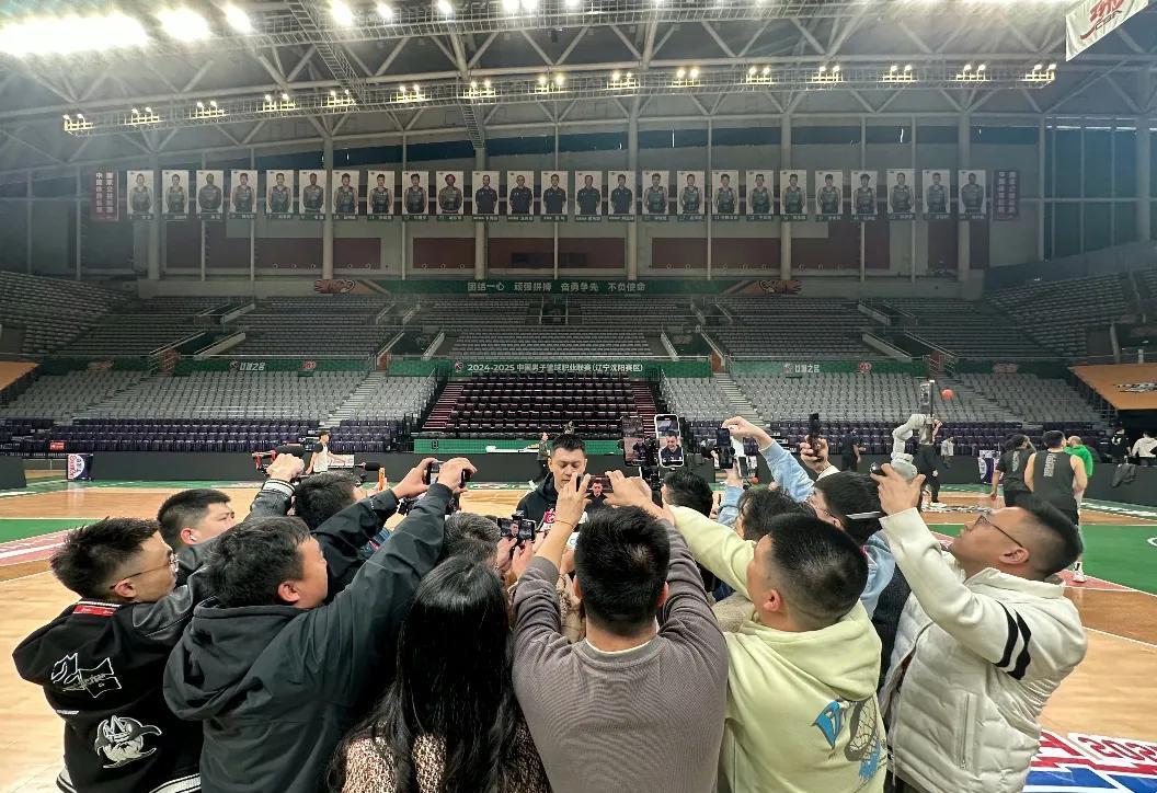 辽宁本钢对阵新疆伊力特引发高度关注，张镇麟强烈要求出战被批准，面对新疆男篮残阵辽