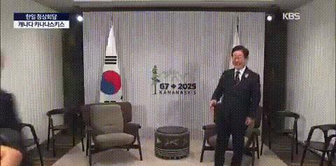 李在明和石破茂第一次见面，两人似乎都有些激动和兴奋，从开始看，石破急急忙忙地扔下
