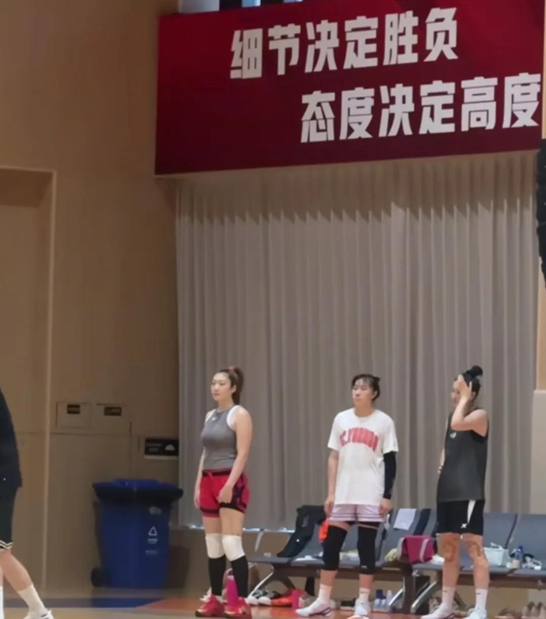 为了全运会的资格赛，
四川女篮在云南元谋开训，
有贾赛琪，有韩旭，有肖桐，
也有