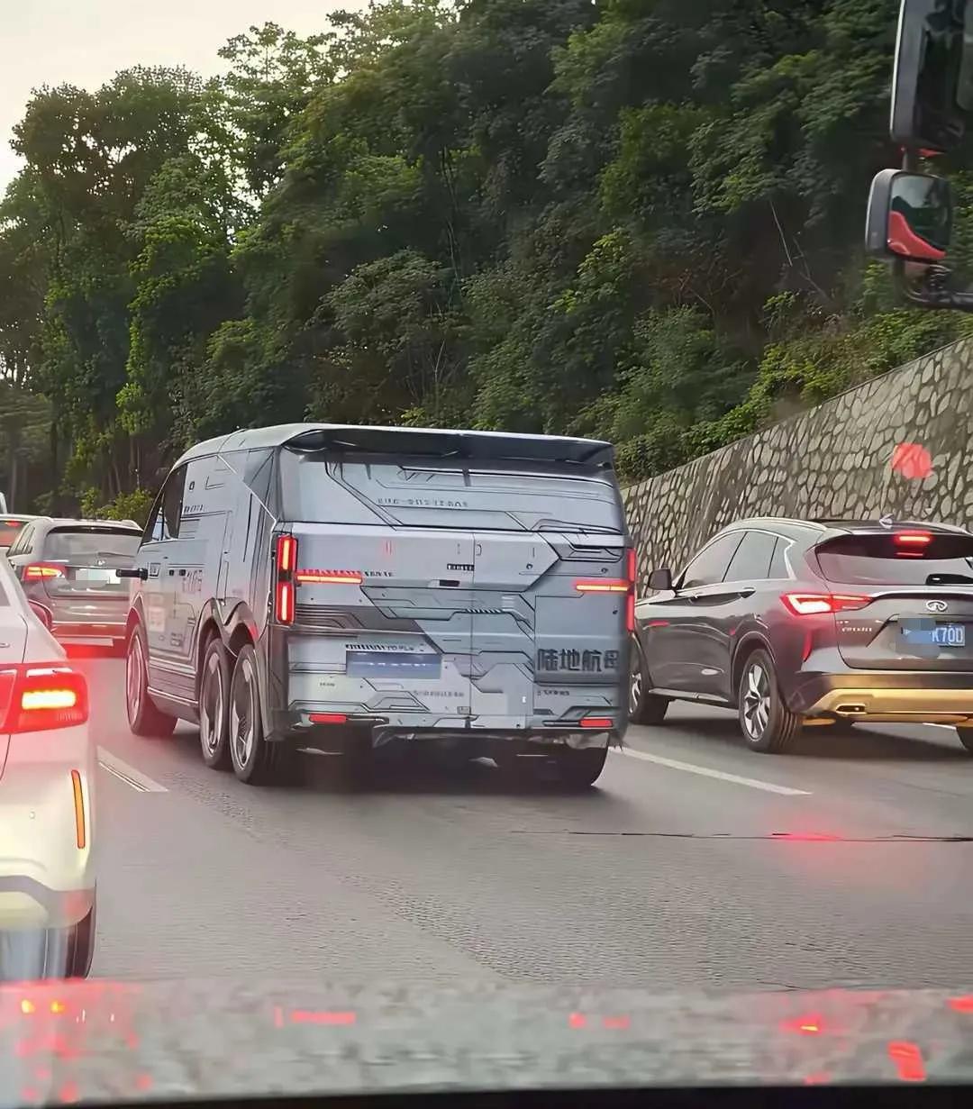 网友：路上见到真车了，你们觉得怎么样？