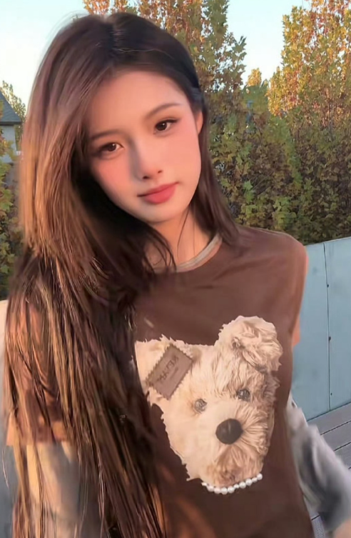 艾米真是女大十八变！

以前可爱的娃娃脸现在褪掉了，脸蛋小了一圈，五官整个都立体