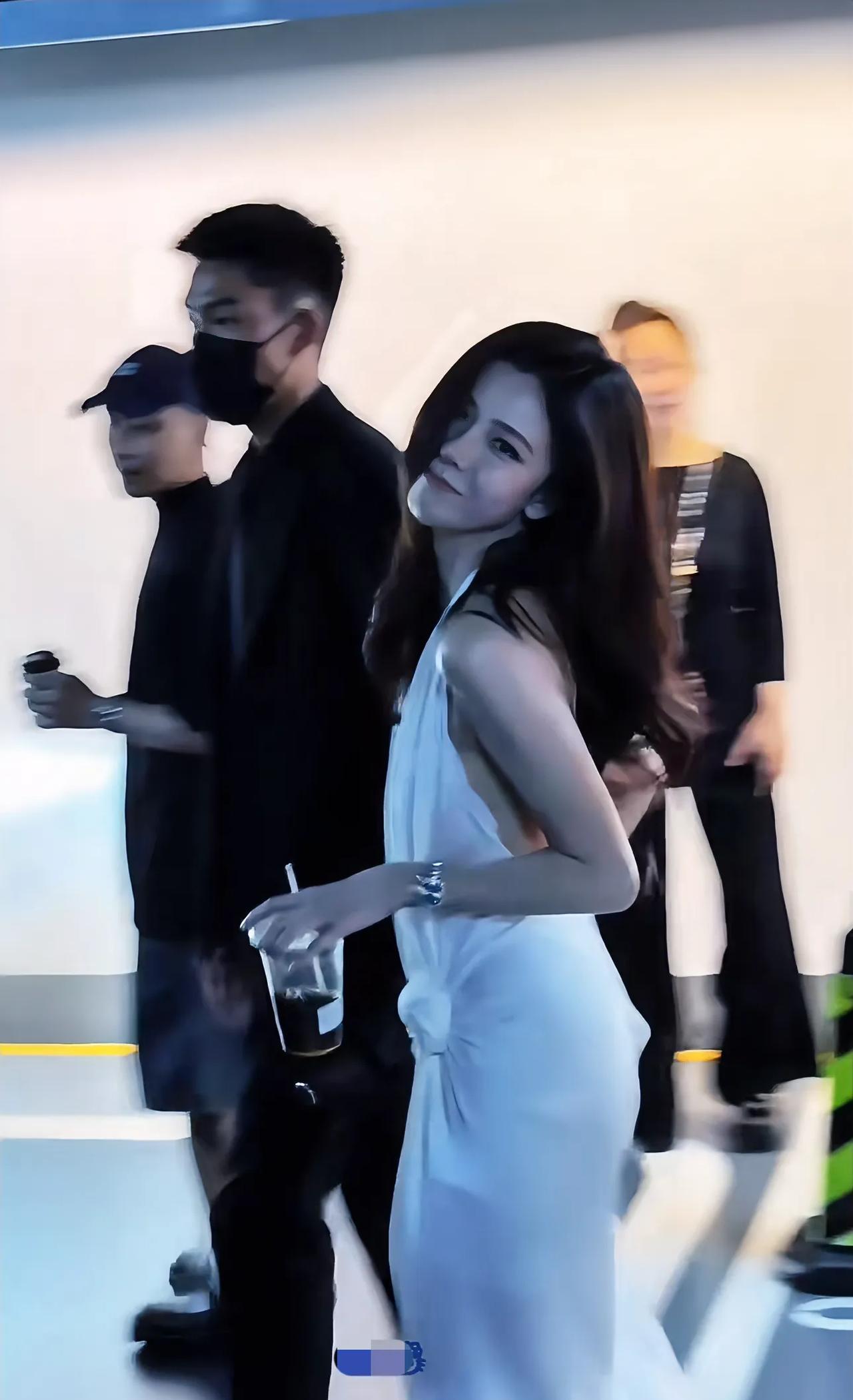 白月光的杀伤力太强了，
这翘臀加上回眸一笑，真的是绝美啊
#翘臀性感身材#
