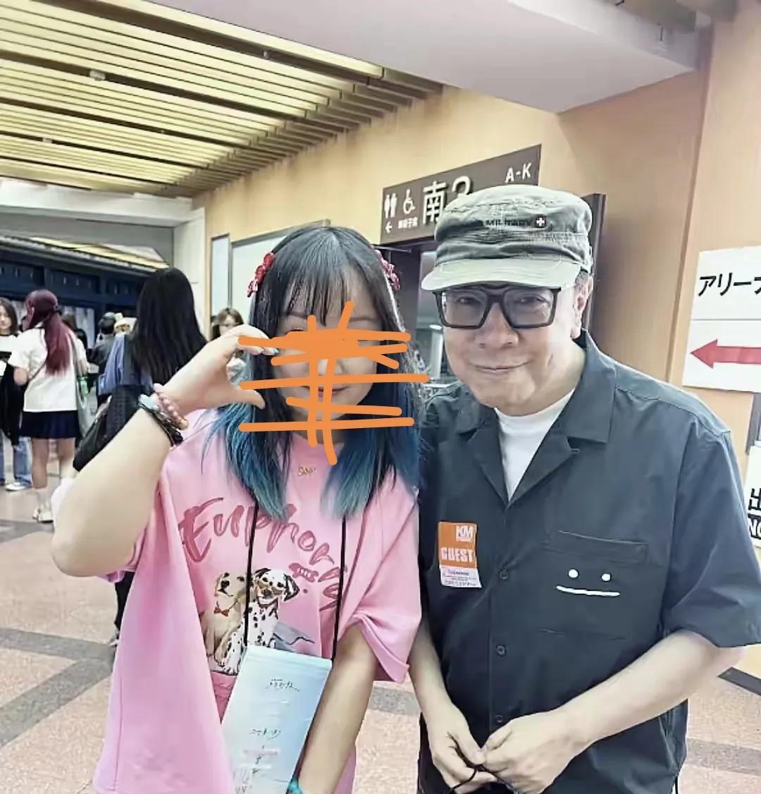 说句实话，蔡康永去日本旅游跟粉丝的合影，显得有点过于卑躬屈膝了。很多人以为蔡康永
