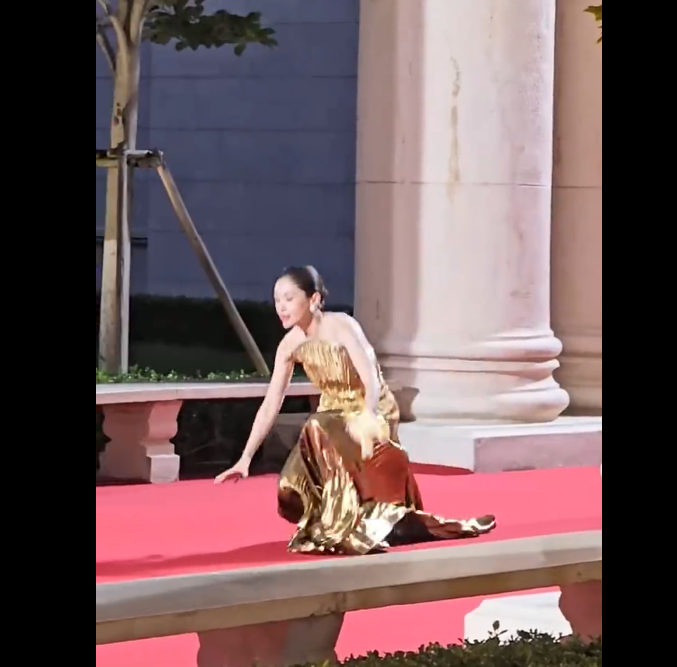 王子文不火了所以红毯玩假摔？别瞎说！