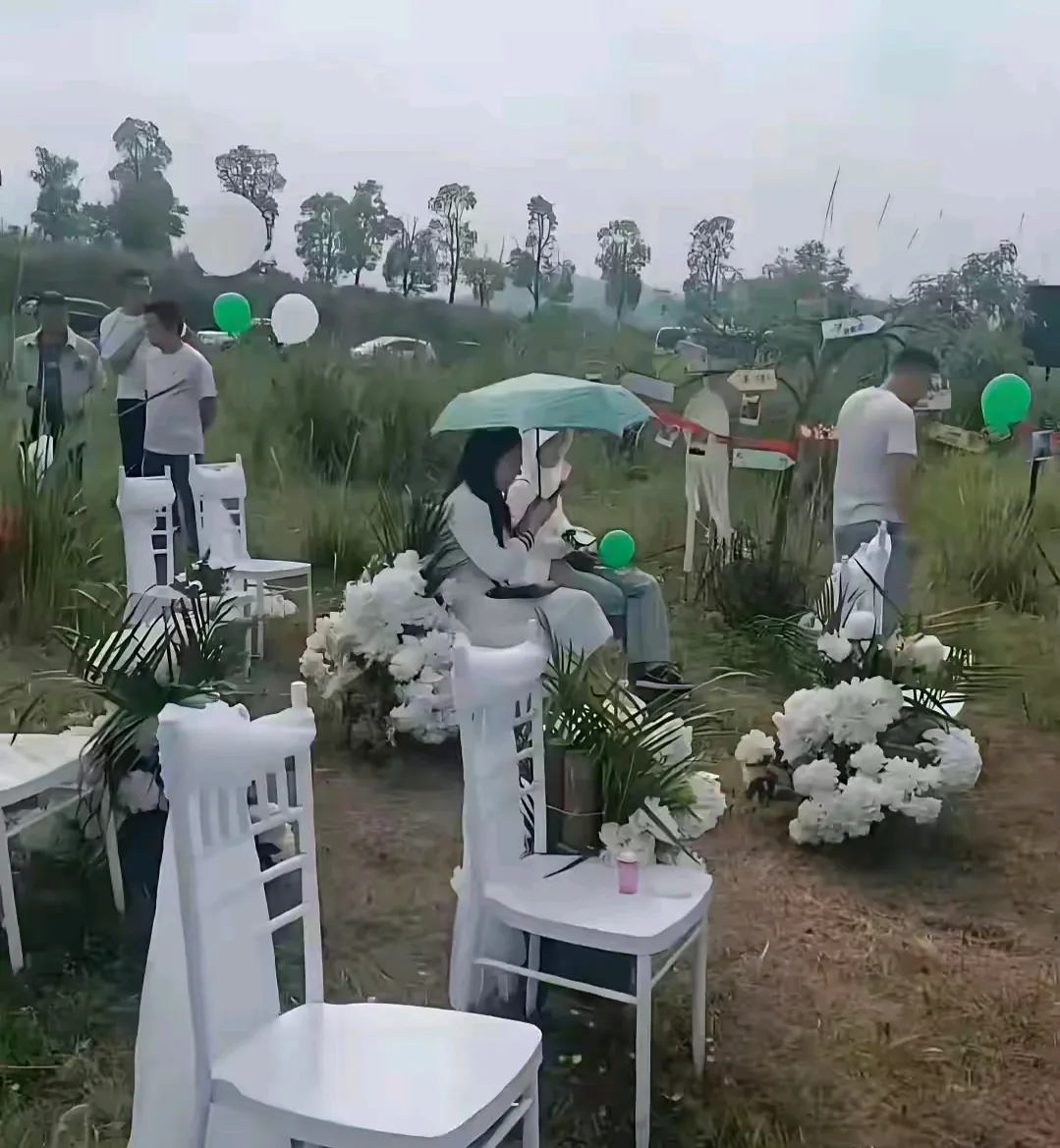 西式户外婚礼现场，咋感觉怪怪的！
